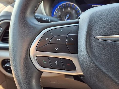 Used 2023 Chrysler Pacifica Touring-L FWD image 13