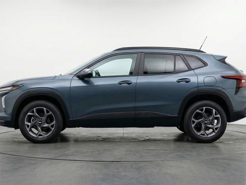 Used 2025 Chevrolet Trax LT w/ LT Convenience Package image 4