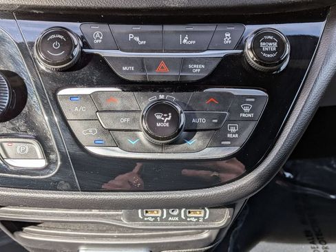 Used 2025 Chrysler Pacifica Select FWD image 27