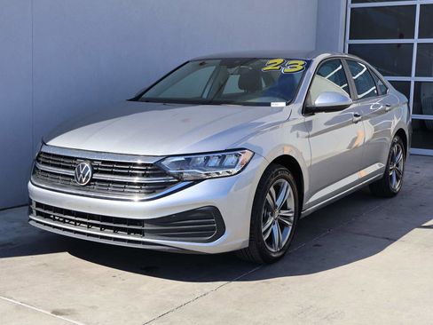 Used 2024 Volkswagen Jetta SE image 1