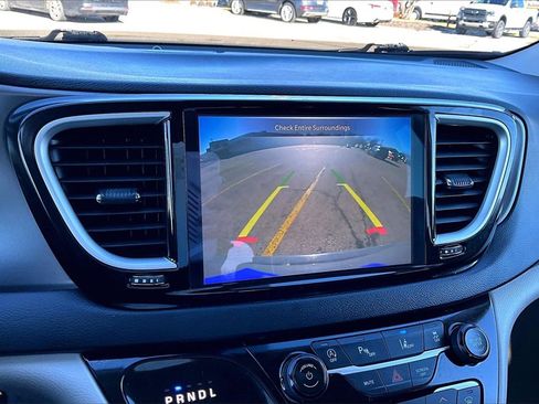 Used 2022 Chrysler Pacifica Touring-L image 21