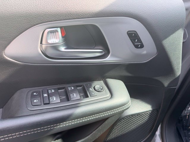 Used 2025 Chrysler Pacifica Limited FWD image 28