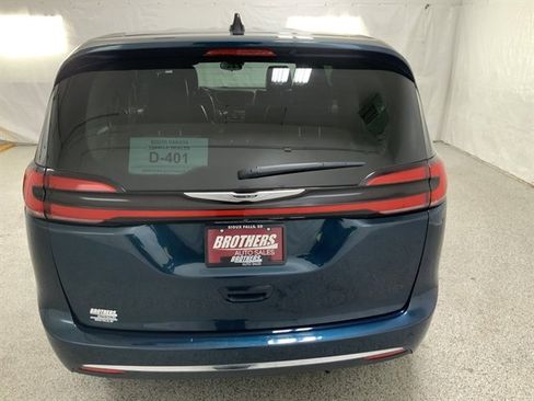 Used 2023 Chrysler Pacifica Touring-L image 15