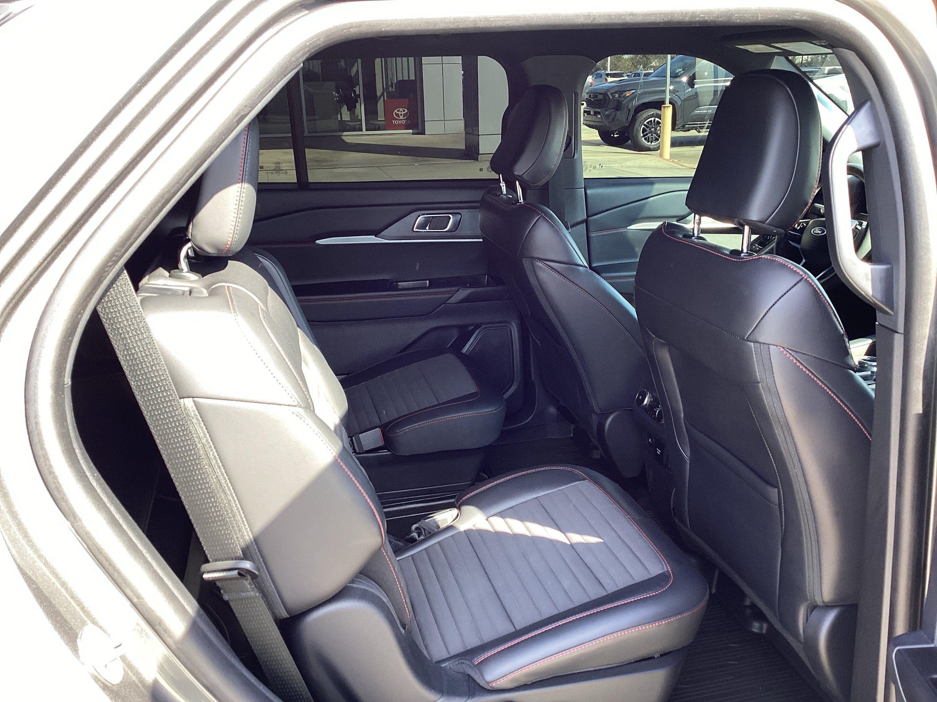 Used 2025 Ford Explorer ST-Line w/ Premium Package RWD image 13