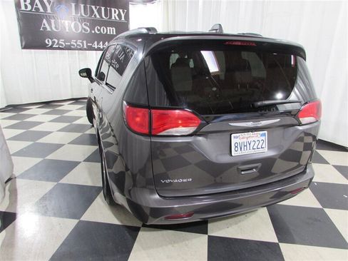 Used 2021 Chrysler Voyager Lxi image 7