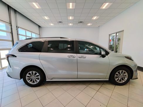 Used 2025 Toyota Sienna XLE FWD image 2
