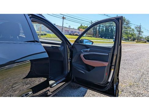 Used 2023 Audi e-tron Chronos image 11