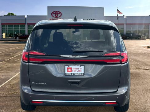 Used 2023 Chrysler Pacifica Touring-L FWD image 6