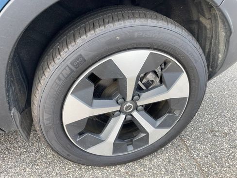 Used 2025 Volvo XC40 B5 Plus AWD/4WD image 10