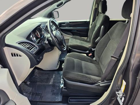 Used 2016 Dodge Grand Caravan SE FWD image 22
