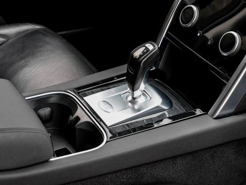 Used 2021 Land Rover Discovery Sport SE image 21