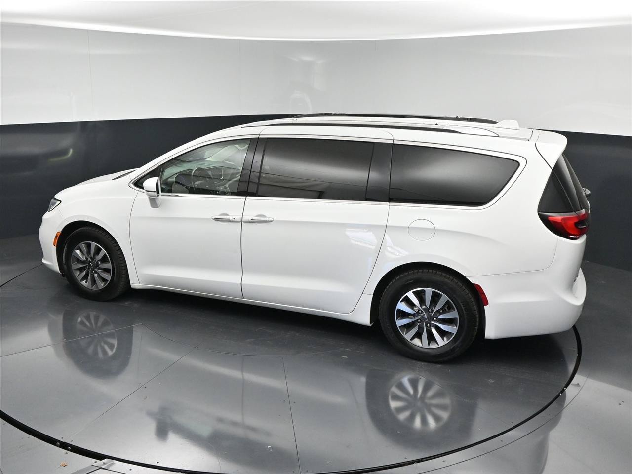 Used 2021 Chrysler Pacifica Touring-L FWD image 16