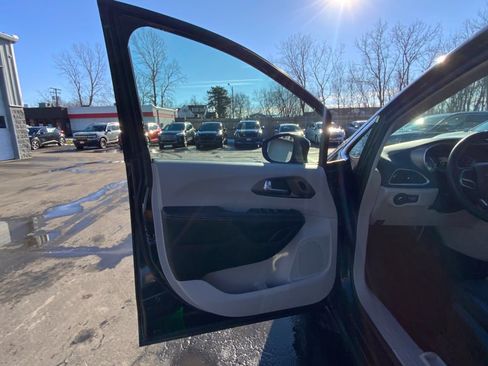 Used 2023 Chrysler Pacifica Touring-L image 20