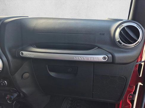 Used 2015 Jeep Wrangler Unlimited Sahara w/ Connectivity Group AWD/4WD image 18