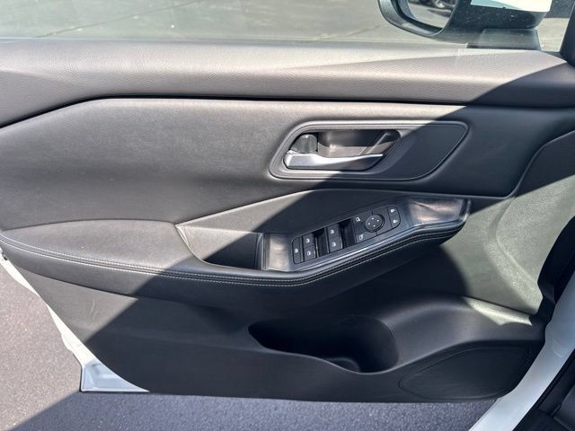Used 2024 Nissan Rogue SV AWD/4WD image 17
