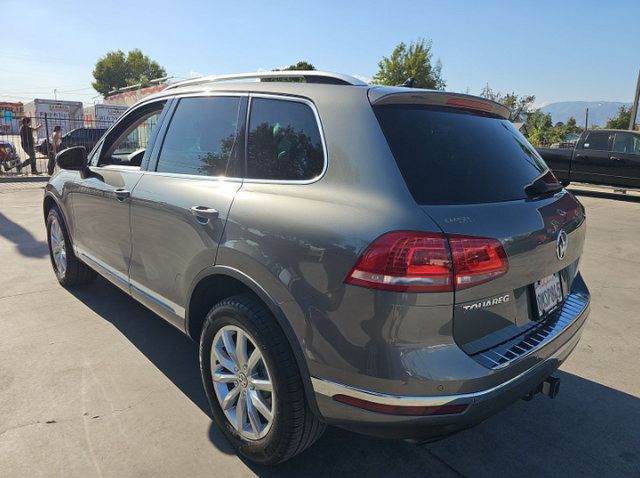Used 2016 Volkswagen Touareg Sport AWD/4WD image 3