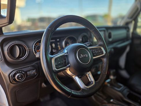 Used 2022 Jeep Gladiator Overland AWD/4WD image 16