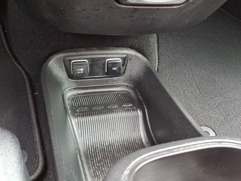 Used 2019 Chrysler Pacifica Limited w/ Tire & Wheel Group FWD image 28
