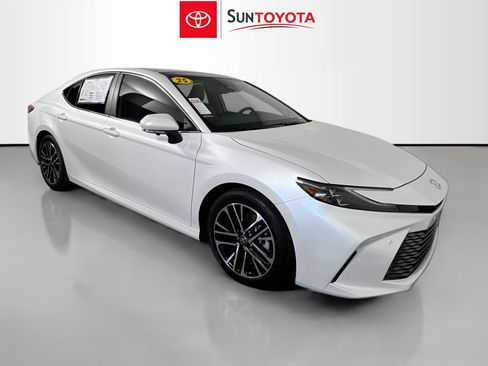 Used 2025 Toyota Camry XLE FWD image 1