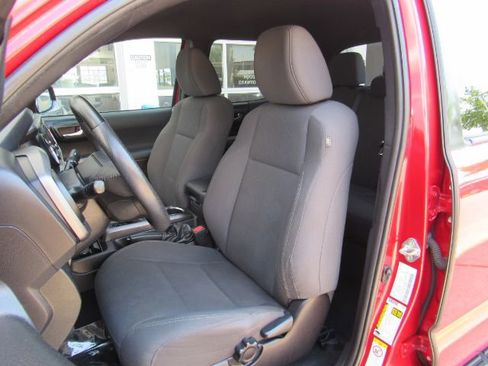 Used 2019 Toyota Tacoma TRD Sport image 6