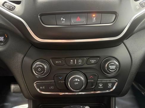 Used 2021 Jeep Cherokee Latitude Plus AWD/4WD image 17