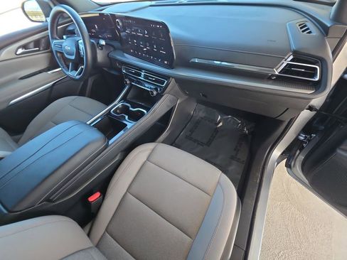 Used 2025 Chevrolet Traverse LT image 30