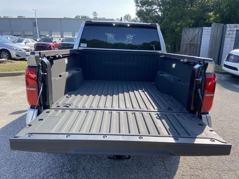 Used 2025 Toyota Tacoma SR5 AWD/4WD image 10