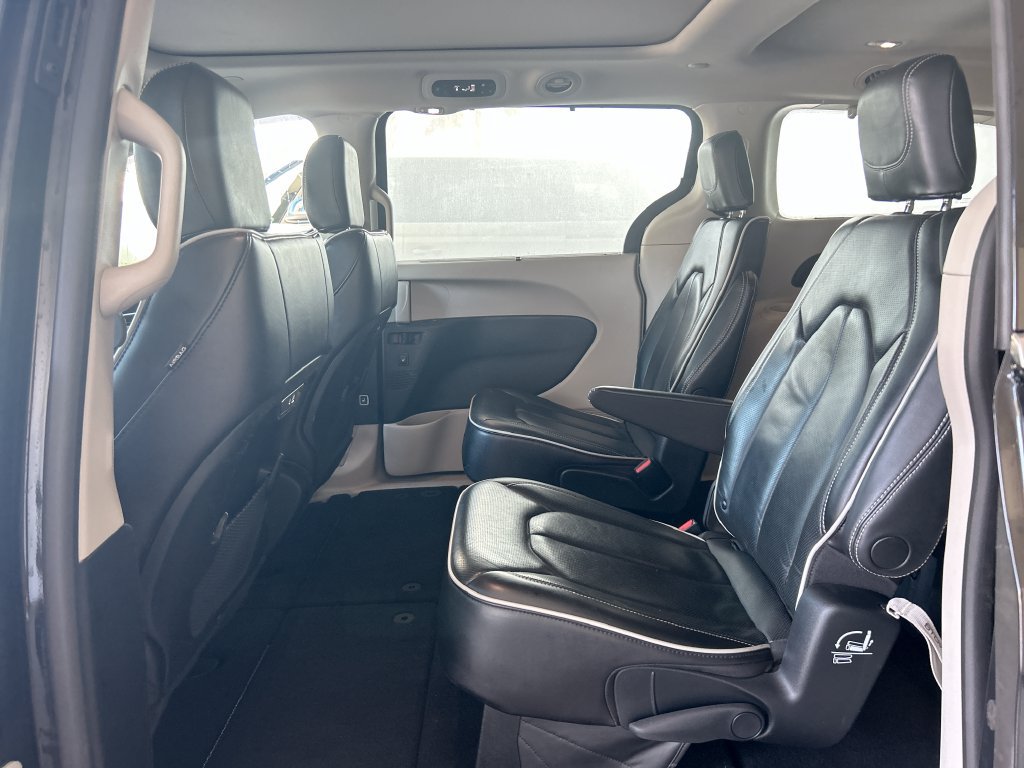 Used 2023 Chrysler Pacifica Limited FWD image 31