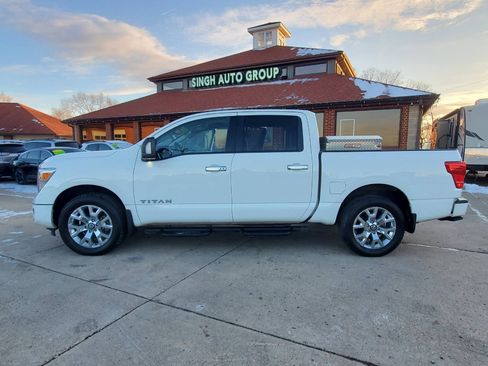 Used 2022 Nissan Titan SV w/ SV Convenience Package image 4