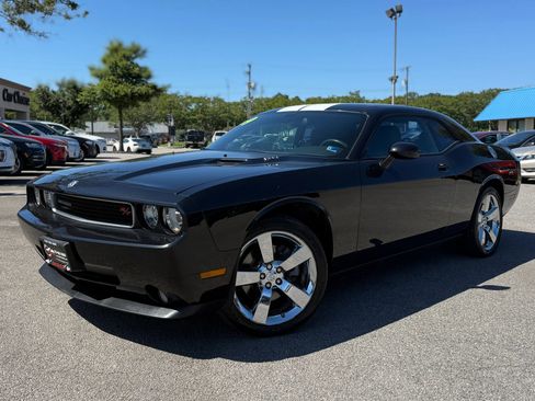 Used 2009 Dodge Challenger R/T RWD image 2