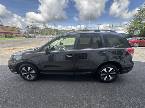 Used 2017 Subaru Forester 2.5i Premium w/ All-Weather Package AWD/4WD image 4