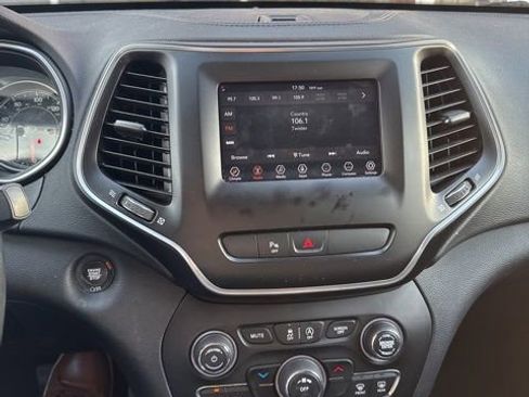 Used 2019 Jeep Cherokee Latitude Plus image 13