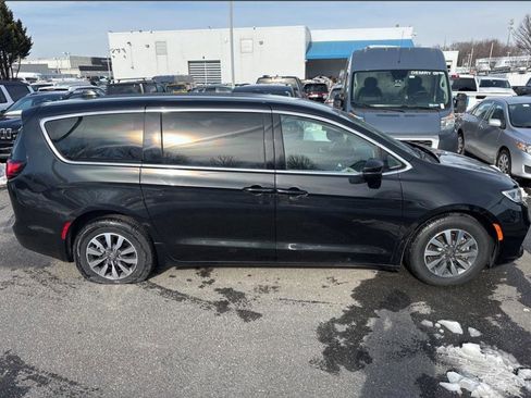 Used 2023 Chrysler Pacifica Touring-L image 4
