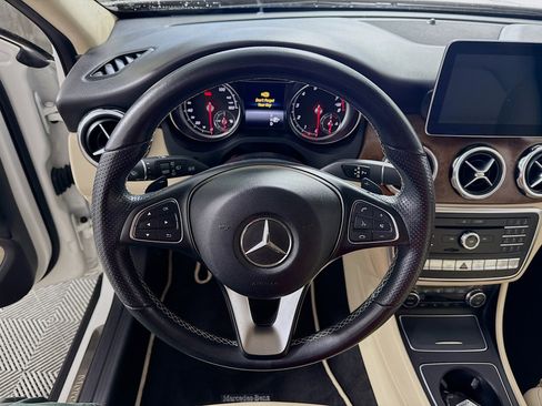 Used 2020 Mercedes-Benz GLA 250 4MATIC w/ Premium Package image 15