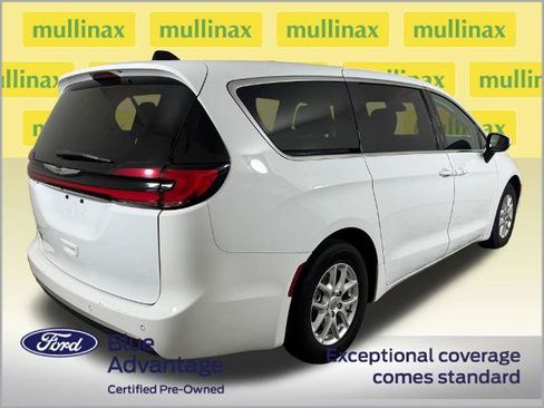 Used 2023 Chrysler Pacifica Touring-L FWD image 4