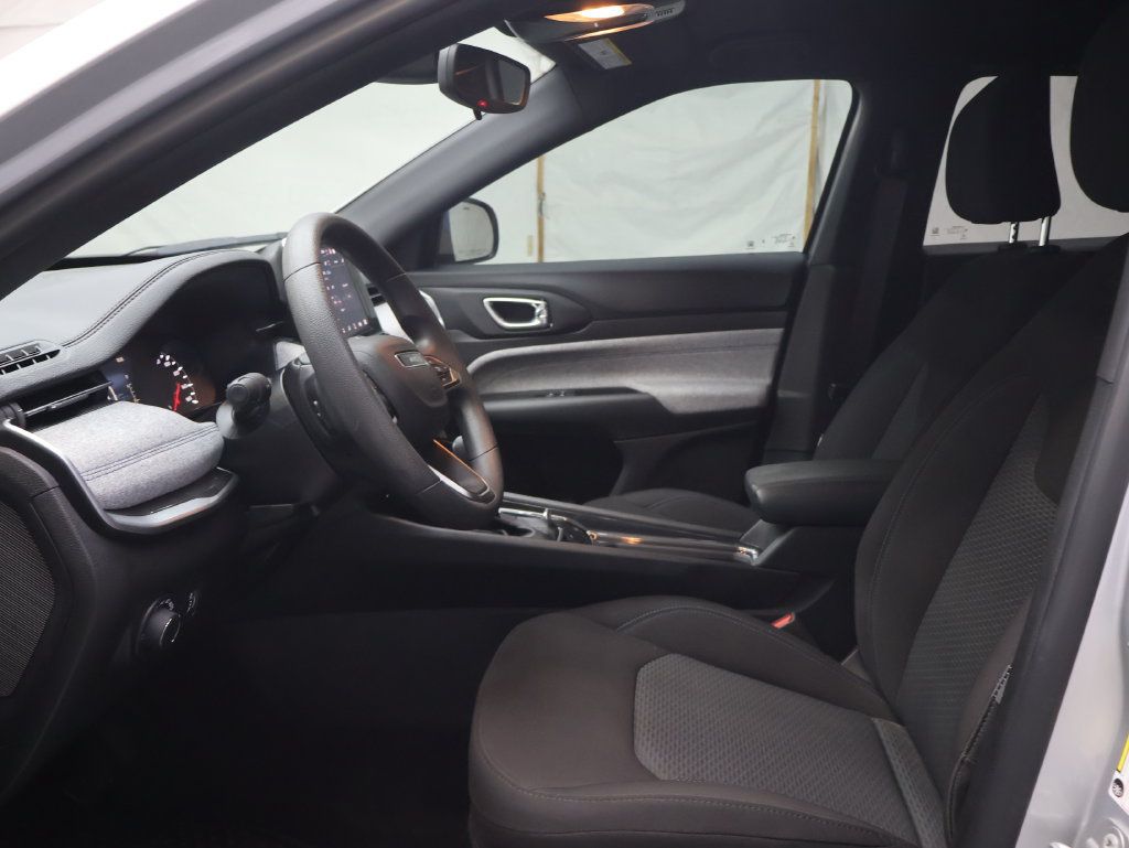 Used 2025 Jeep Compass Sport AWD/4WD image 16