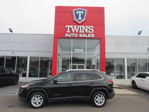 Used 2018 Jeep Cherokee Latitude FWD image 1