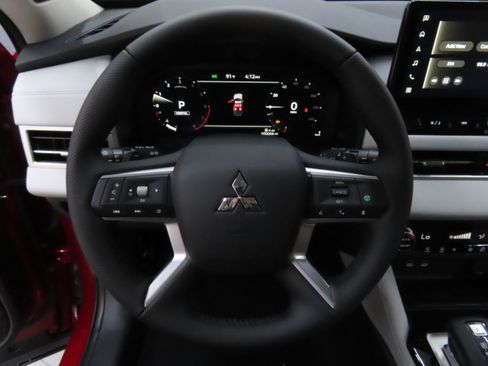New 2025 Mitsubishi Outlander SE image 14