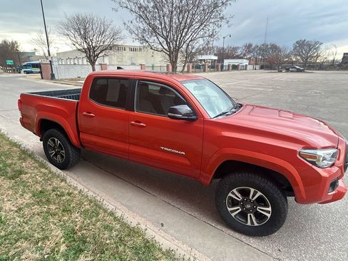 Used 2017 Toyota Tacoma TRD Sport w/ Premium & Technology Package image 4