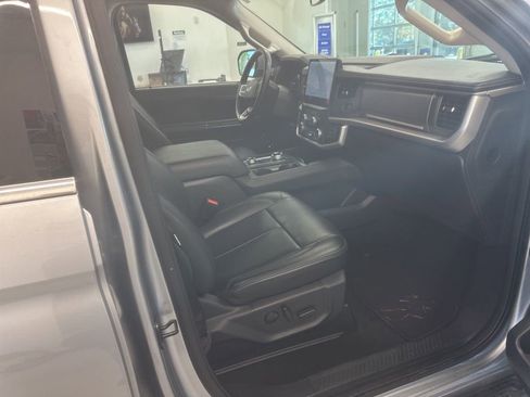 Used 2024 Ford Expedition XLT image 26
