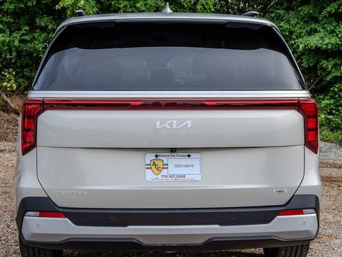 Used 2025 Kia Carnival EX FWD image 4