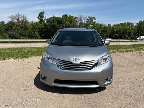 Used 2017 Toyota Sienna XLE Premium AWD/4WD image 2
