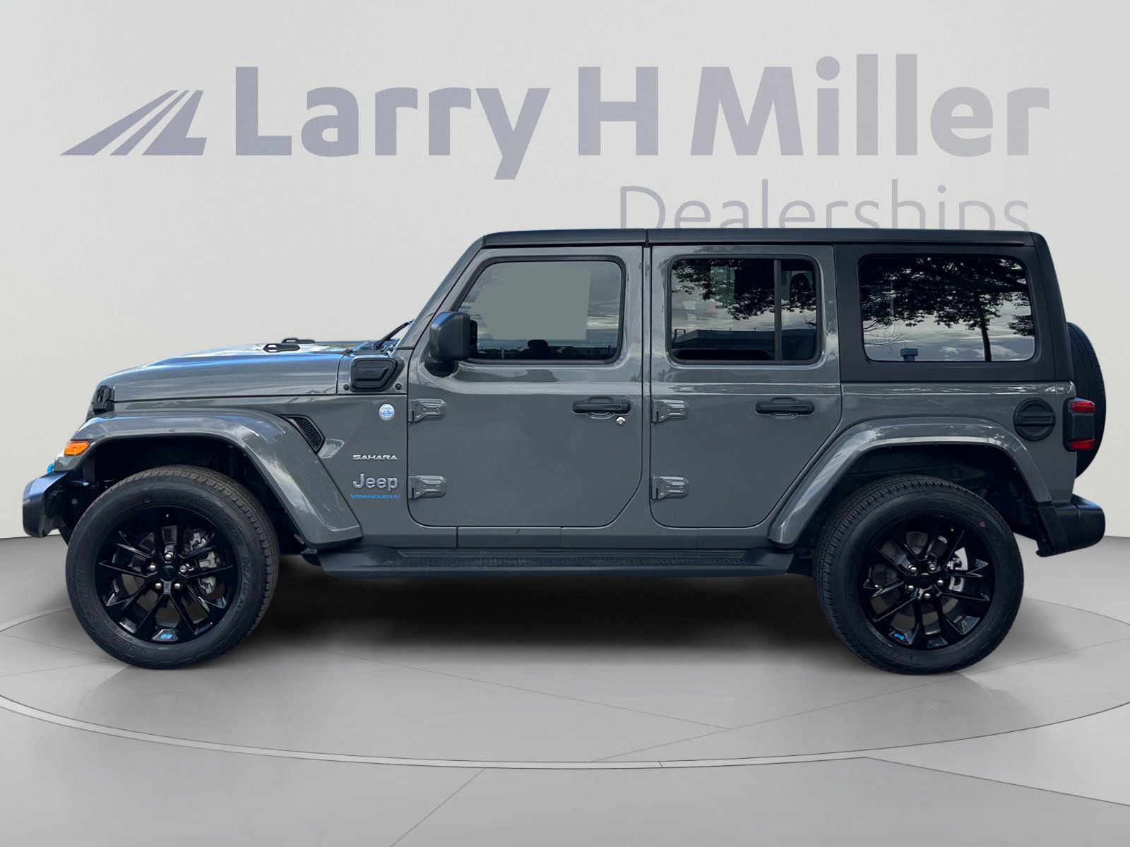 Used 2023 Jeep Wrangler Unlimited Sahara AWD/4WD image 2