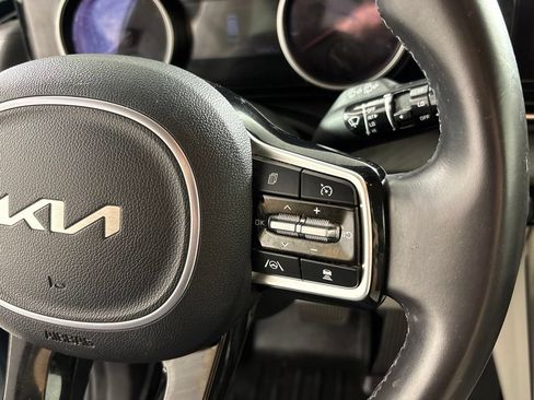 Used 2023 Kia Carnival EX FWD image 30