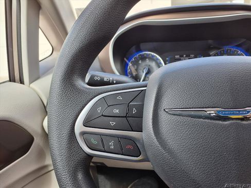 Used 2017 Chrysler Pacifica Touring FWD image 16