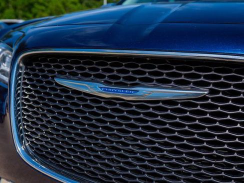Used 2017 Chrysler 300 C RWD image 13