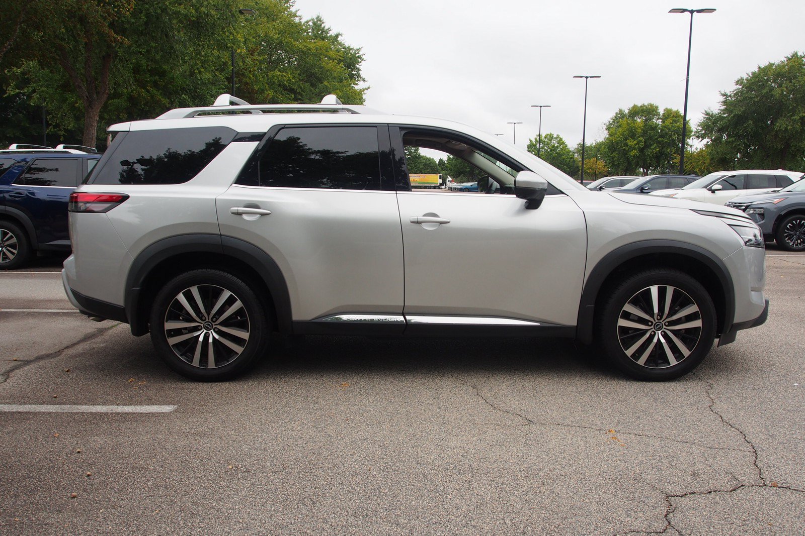 Used 2024 Nissan Pathfinder Platinum AWD/4WD image 8