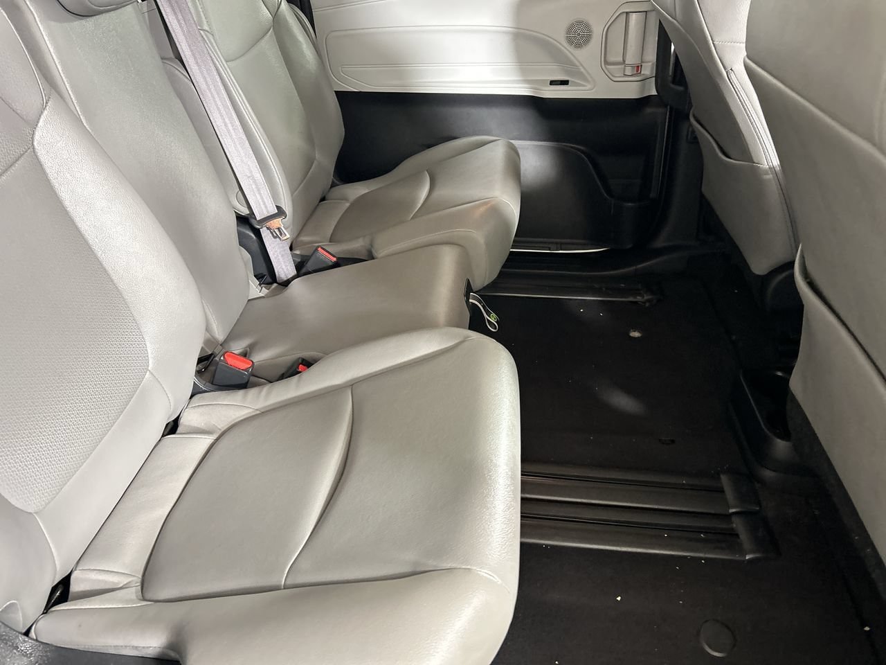 Used 2025 Toyota Sienna XLE FWD image 26