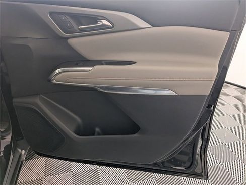 Used 2025 Chevrolet Traverse LT image 35