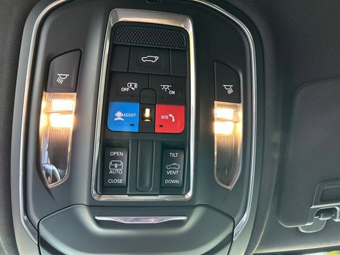 Used 2025 Jeep Grand Cherokee Altitude AWD/4WD image 22